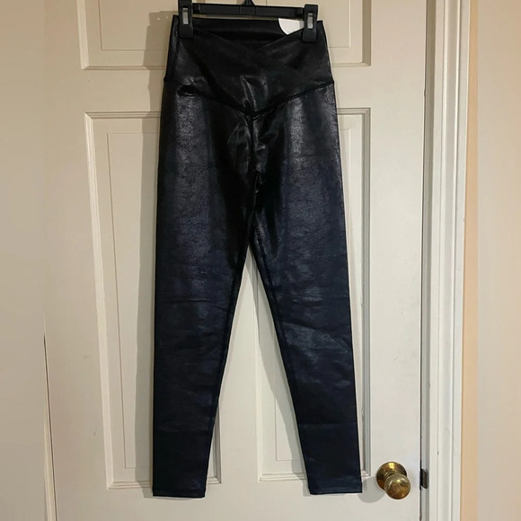 NWT Offline by Aerie Crossover Hi Waisted Crackle Black Leggings Size Medium - Picture 9 of 14